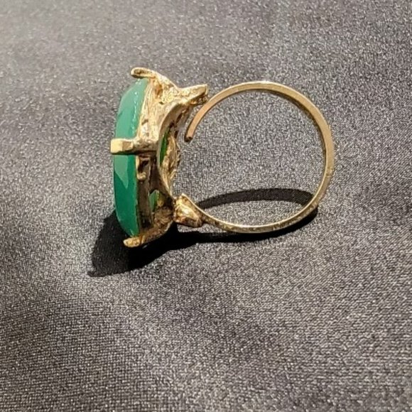 Vintage Green Stone Gold Tone Metal Ring - Picture 8 of 8